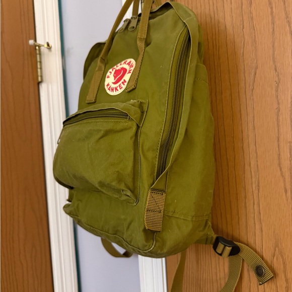 Fjallraven Kånken Medium Green Backpack - Picture 4 of 12